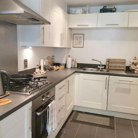 3 Bedroom Home Near Windsor Castle, Legoland, & Heathrow Slough Exterior foto